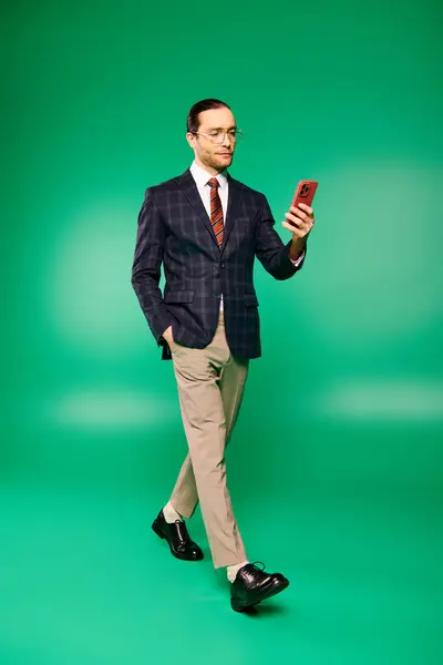 Ein Gutaussehender Geschäftsmann Schickem Anzug Und Krawatte Mit Handy Vor — Stockfoto