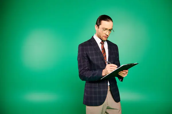 穿着时髦西装打领带的英俊商人 拿着绿色背景的剪贴板 — 图库照片