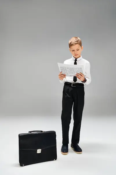 Kleiner Junge Steht Neben Koffer Vor Grauem Hintergrund — Stockfoto