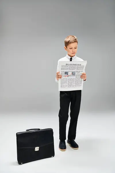Niño Preescolar Vestido Con Elegante Atuendo Pie Junto Una Maleta — Foto de Stock