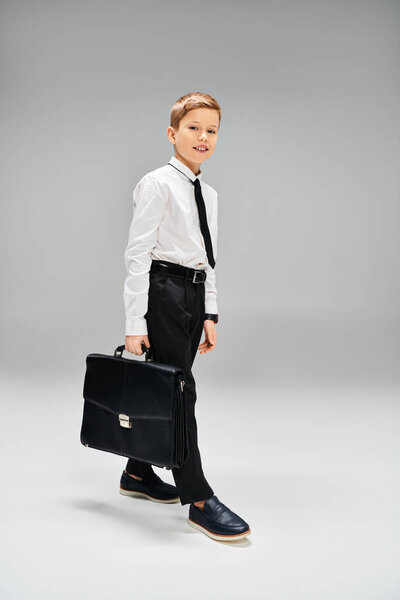 Предрожденный мальчик в костюме, галстуке, с портфелем в руках, с доверием.