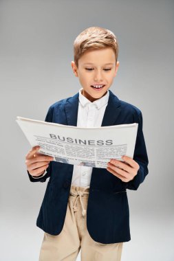 Bir gazete okumaya dalmış takım elbiseli şık bir genç..