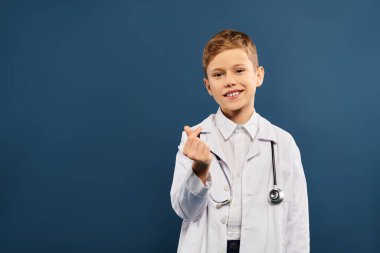 Beyaz laboratuvar önlüğü giymiş, elinde stetoskop tutan ergenlik öncesi bir çocuk..