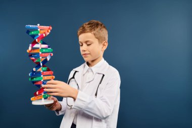 Doktor gibi giyinmiş genç bir çocuk karmaşık bir yapıya sahip..
