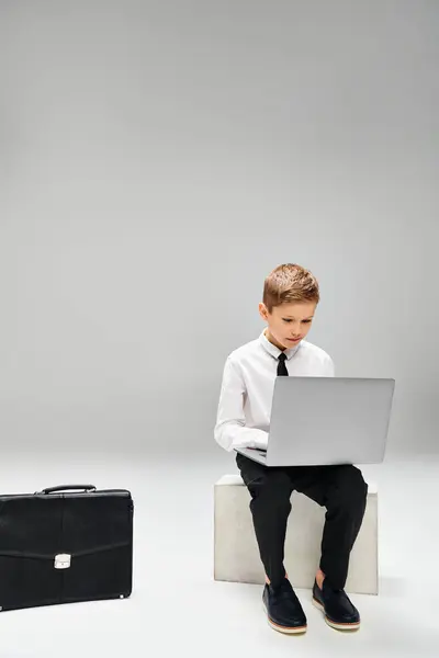 Liten Pojke Smart Klädsel Sitter Pall Absorberas Laptop Arbete Mot — Stockfoto
