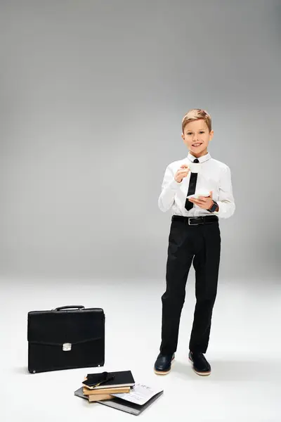 Мальчик Подросток Элегантной Одежде Стоящий Рядом Чемоданом Воплощающий Бизнес Концепцию — стоковое фото