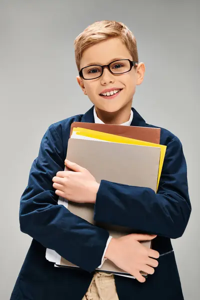 Takım Elbiseli Elinde Dosya Tutan Gözlüklü Bir Çocuk — Stok fotoğraf