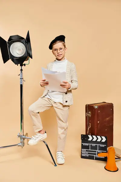 Předpubertální Chlapec Filmu Režisér Oblečení Drží Scénář — Stock fotografie