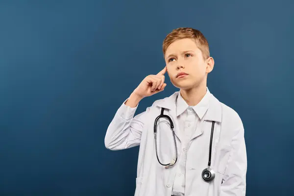 Mladý Chlapec Kostýmu Lékaře Stetoskopem Modrém Pozadí — Stock fotografie
