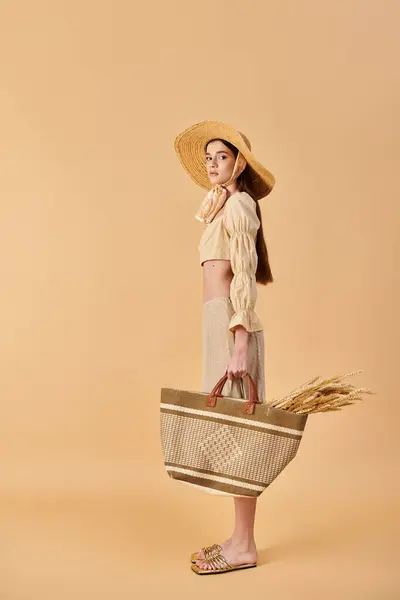 Uzun Esmer Saçlı Yaz Kıyafeti Giymiş Hasır Şapkalı Elinde Sepeti — Stok fotoğraf