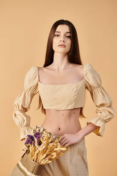 Donna Bruna Una Gonna Fluente Tiene Gioiosamente Vibrante Bouquet Fiori — Foto Stock