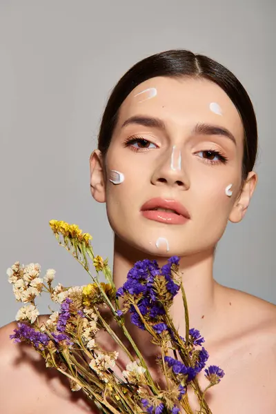 Bruneta Žena Pózuje Elegantně Květinami Zakrývající Její Tvář Šedém Pozadí — Stock fotografie