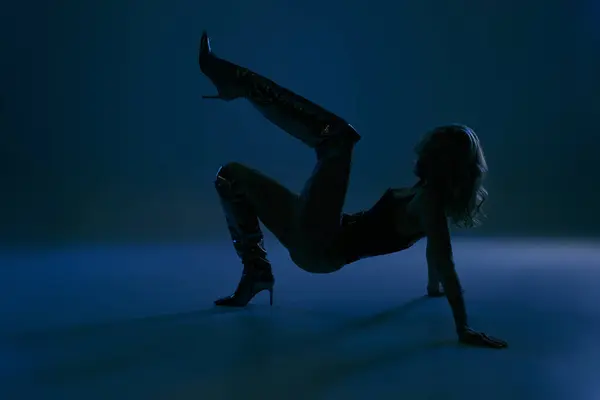 Yüksek Topuklu Ayakkabılı Bir Kadın Karanlıkta Zarif Bir Şekilde Dans — Stok fotoğraf