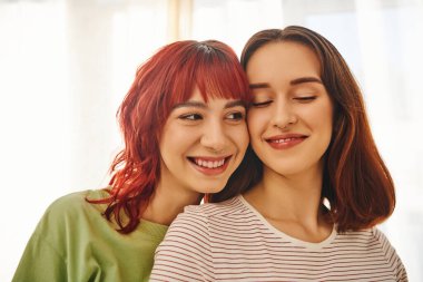 20 'li yaşlarındaki neşeli lezbiyen çiftin mutlu ve şehvetli anları. Evlerinde gülümsemeleri, rahatlıkları ve mutlulukları.