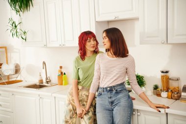 Sevgi dolu, genç bir lezbiyen çiftle özel bir mutfak sahnesi.