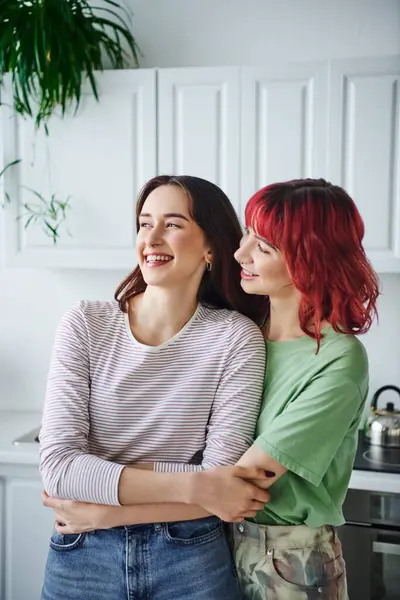 Kızıl Saçlı Neşeli Lezbiyen Kadının Portresi Mutfaktaki Kız Arkadaşına Bakıyor — Stok fotoğraf