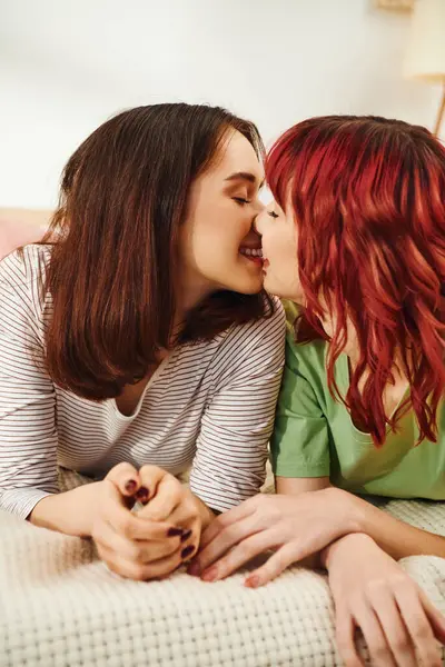 陽気なレズビアン女性は寝室で居心地の良いと甘い瞬間を持っている間キス Lgbtq カップル — ストック写真