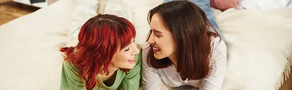 Bandera Arriba Feliz Pareja Lesbianas Sonriendo Uno Otro Mientras Tienen —  Fotos de Stock