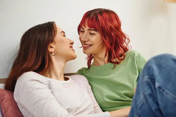 Joyeux Jeune Couple Lesbien Tenue Décontractée Regardant Tout Étant Assis — Photo