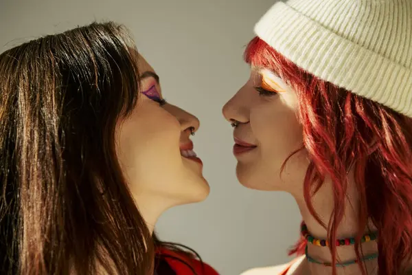Elegante Joven Pareja Lesbiana Con Maquillaje Audaz Besar Fondo Gris —  Fotos de Stock