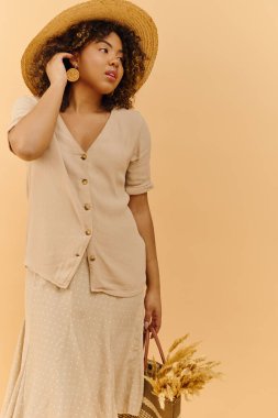 Kıvırcık saçlı, yaz elbisesi ve şapkası olan güzel bir Afro-Amerikan kadın.