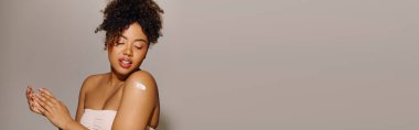 Beyaz elbiseli afro-amerikan bir kadın zarif poz veriyor, zarafet ve zarafet yayıyor..