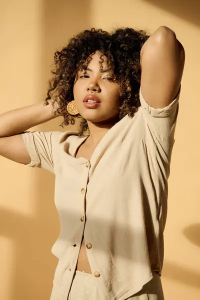 Beautiful Young African American Woman Curly Hair Stylishly Posing Photo — Stock Photo, Image