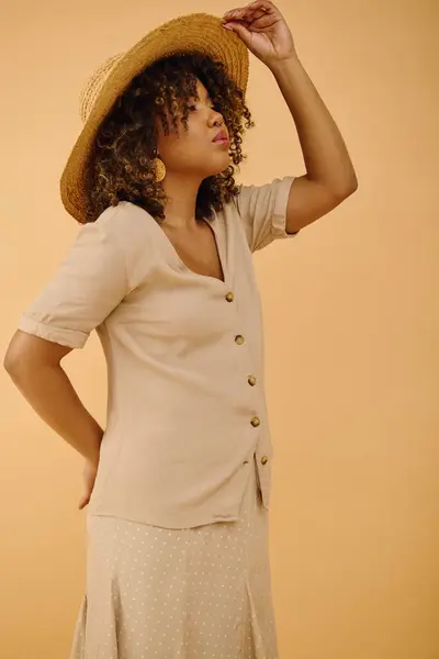 Oszałamiająca Afroamerykanka Ubrana Sukienkę Kapelusz Emanuje Wdziękiem Stylem Studio — Zdjęcie stockowe