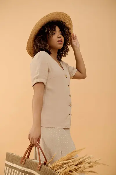 Eine Junge Afroamerikanerin Mit Lockigem Haar Sommerkleid Hält Eine Tasche — Stockfoto