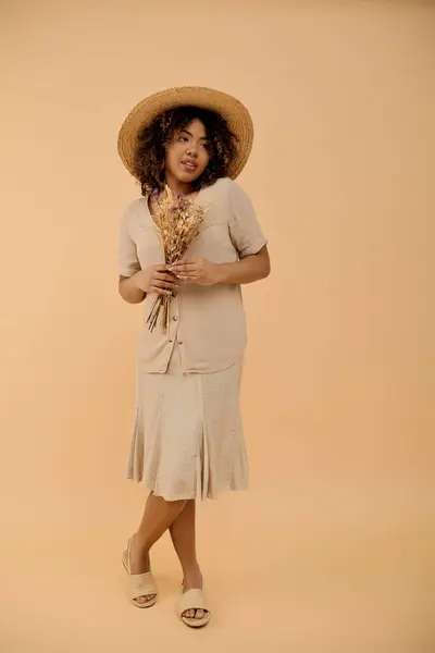Piękna Młoda Afroamerykanka Kręconymi Włosami Słomkowym Kapeluszu Letniej Sukience Pozująca — Zdjęcie stockowe
