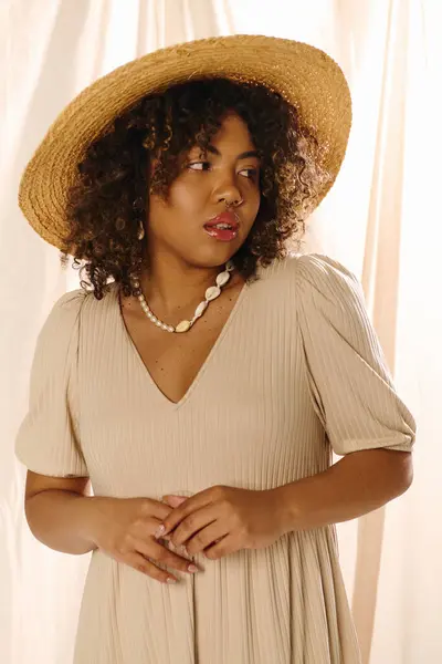 スタジオの設定でストロー帽子と夏のドレスでカーリーヘアの美しい若いアフリカ系アメリカ人女性 — ストック写真
