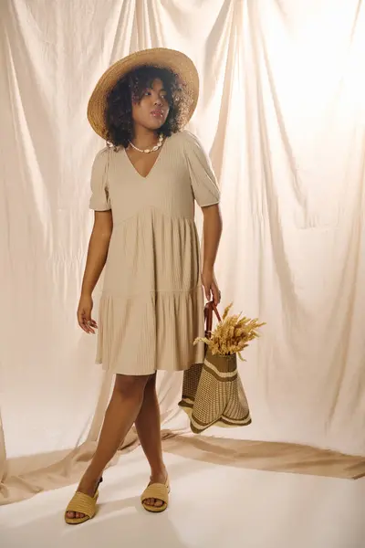 一位年轻美丽的非洲裔美国女人 穿着时髦的衣服 戴着时髦的帽子 摆出一副时髦的架势 — 图库照片