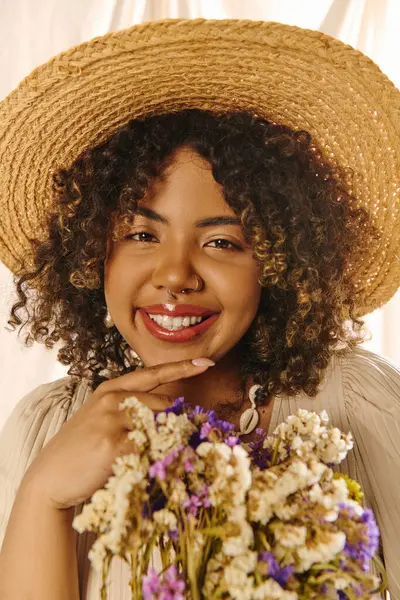 Una Hermosa Joven Afroamericana Con Pelo Rizado Usando Sombrero Paja — Foto de Stock