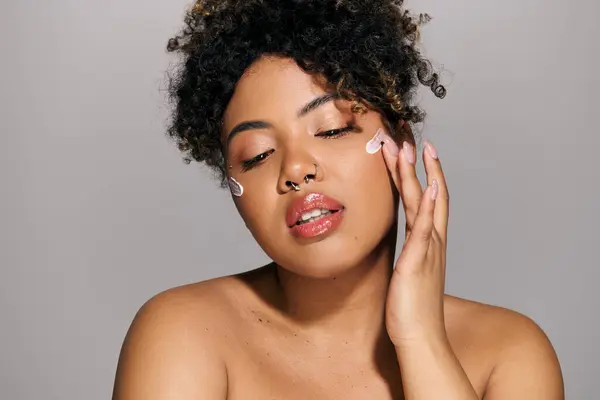 Afroameričanka Kudrnatými Vlasy Ukazující Tvář Plnou Elegantních Přírodních Vrásek Studiu — Stock fotografie