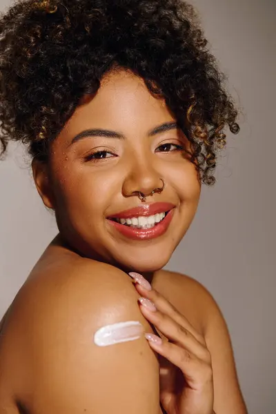 Nuori Afroamerikkalainen Nainen Jolla Kiharat Hiukset Valkoinen Kerma Käsivarressaan Silmiinpistävässä — kuvapankkivalokuva