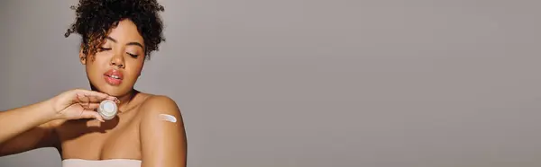 Молода Афроамериканка Білій Сукні Витончено Тримає Білу Кремову Банку Виключаючи — стокове фото
