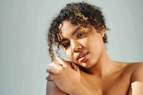 Femeie Afro Americană Vibrantă Frumoasă Păr Cret Care Prezintă Încredere — Fotografie, imagine de stoc