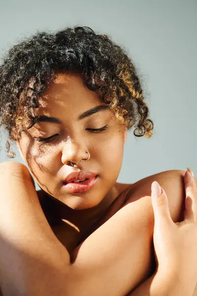 Mulher Afro Americana Com Mãos Peito Contra Fundo Colorido — Fotografia de Stock