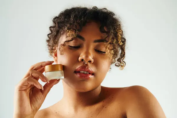 African American Woman Gracefully Applies Cream Her Face — Stock Photo, Image