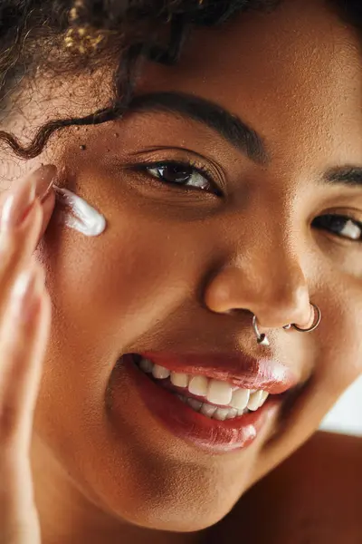 African American Woman Applying Cream Her Face — Stock Photo, Image