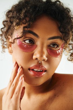Canlı pembe göz bantları olan güzel bir Afrikalı Amerikalı kadın..