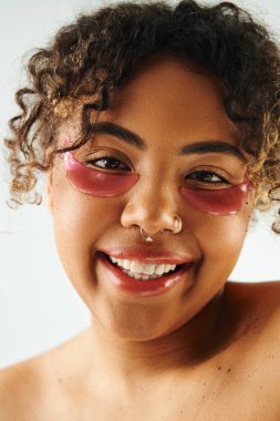 Güzel bir Afro-Amerikan kadının, canlı bir arka planda hızmasını gösteren yakın plan fotoğrafı..