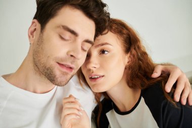 Bir erkek ve bir kadın birbirlerine sevgiyle poz verirler, bir aşk ve bağlantı anını yakalarlar..