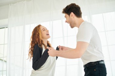 Bir erkek ve kadın bir arada durur, birlik ve beraberliğin bir resmini oluştururlar..