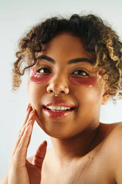 Афроамериканка Розовыми Повязками Глазу Позирует Творчески — стоковое фото