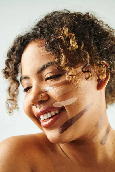 Krásná Afro Americká Žena Základem Tváři Pózuje Proti Pulzující Pozadí — Stock fotografie