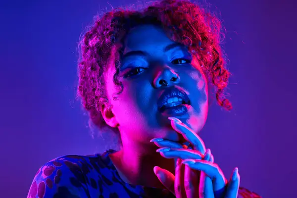 Uderzająca Afroamerykanka Pozuje Żywymi Kręconymi Włosami Odważnym Niebieskim Makijażem — Zdjęcie stockowe