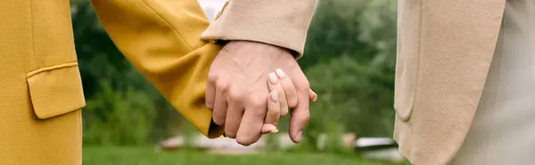 Close Two People Holding Hands Fingers Intertwined Beautiful Green Park — Stock Photo, Image