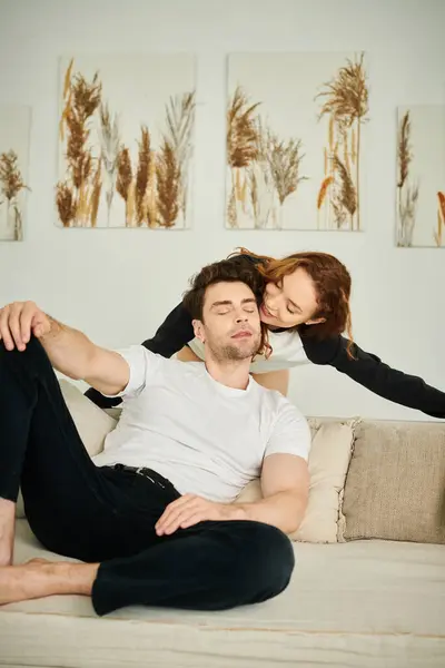 一个男人和一个女人一起坐在沙发上 在舒适的环境中共度着一段宁静的时光 — 图库照片