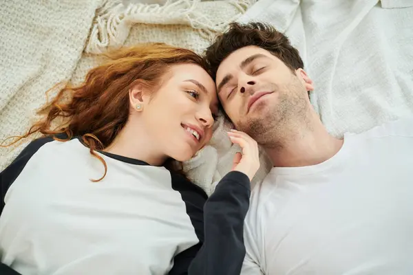 男と女がベッドの上に一緒に横たわり 彼らのリラックスしたポーズで彼らの愛するつながりが明らかになりました — ストック写真